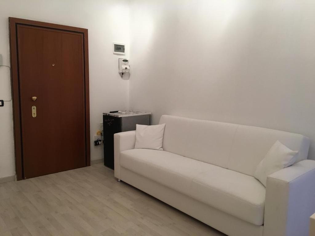 Milan Nice Flat In Red Metro Bagian luar foto