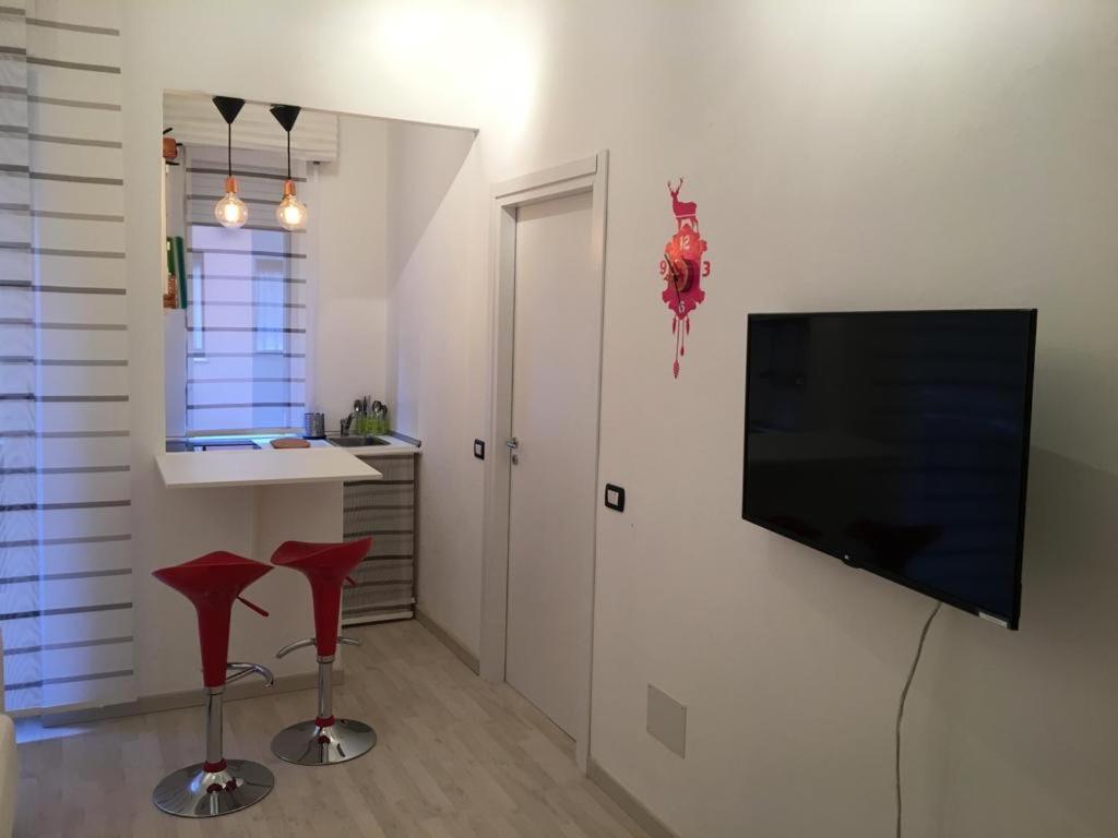 Milan Nice Flat In Red Metro Bagian luar foto